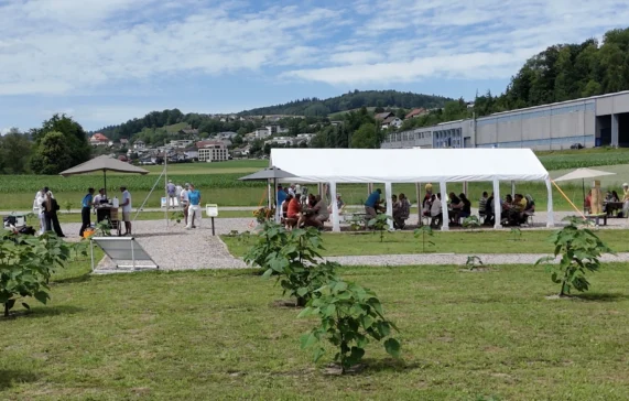 Besucher:innen auf dem Kiri-Erlebnishof 2026